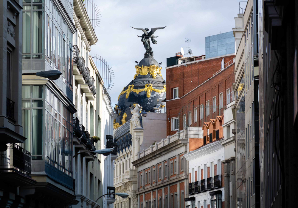 closeup-shot-dome-with-victoria-statue-metropolis-building-madrid-spain